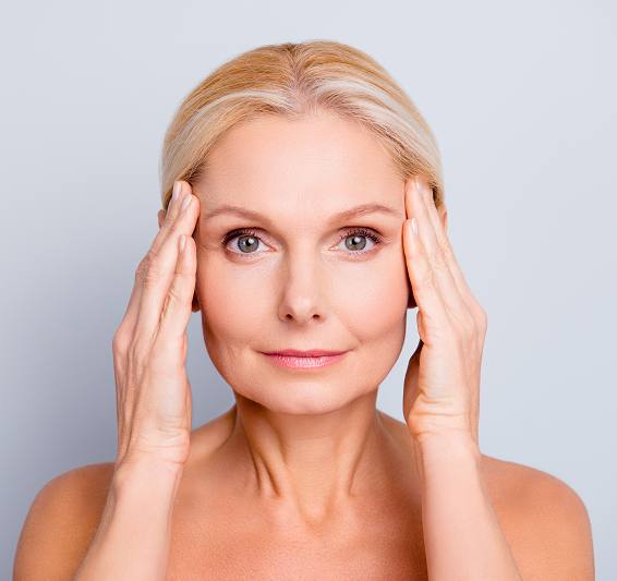 Frau nach einer Faltenbehandlung.