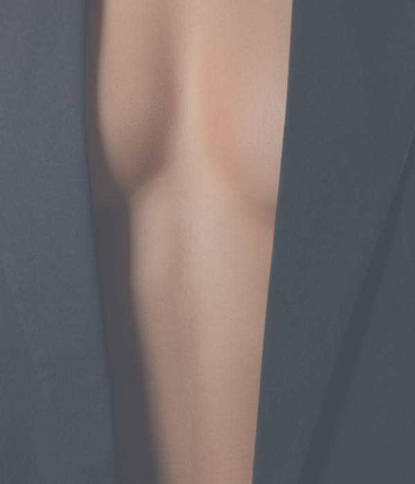 Ausschnitt einer Frau im Blazer.