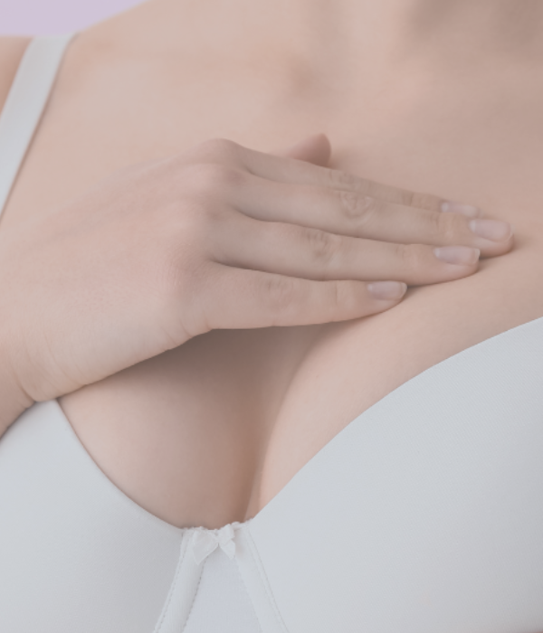 Brust einer Frau im weißen BH.